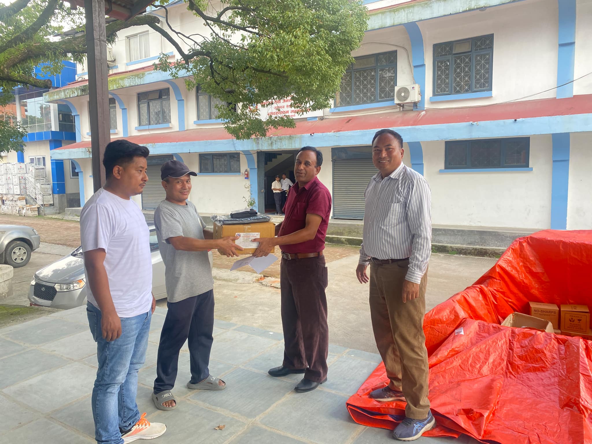 तनहुँको बन्दिपुर अस्पताललाई स्वास्थ्य सामाग्री सहयोग