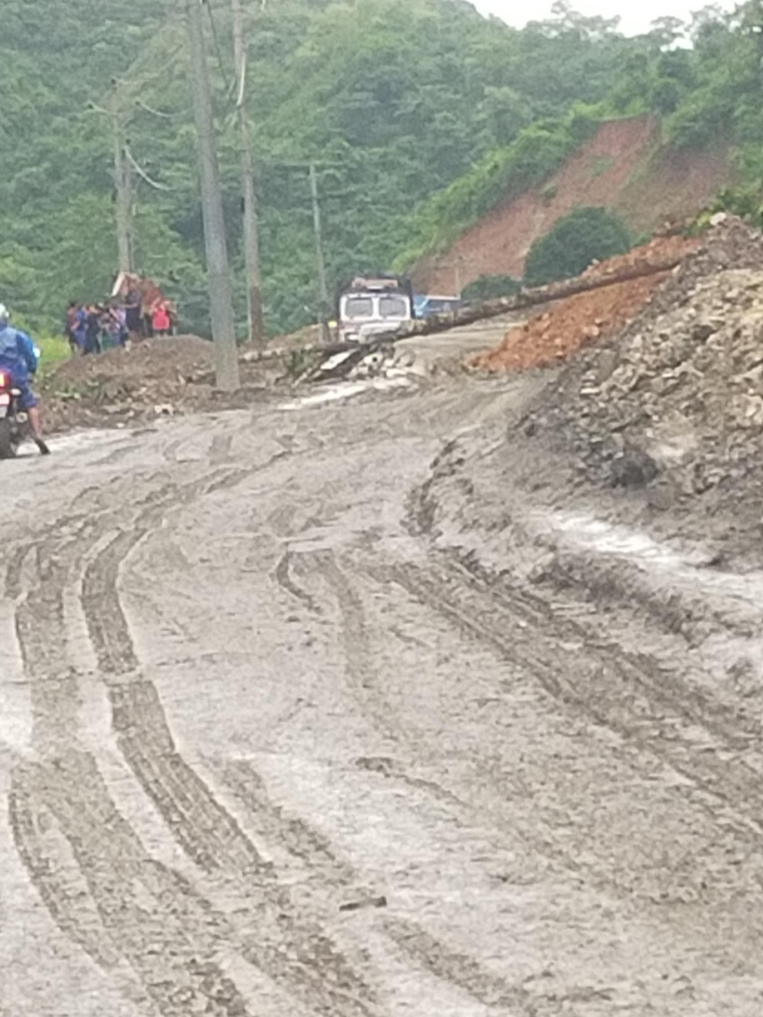 पहिरो सँगै ठुलो रूख ढल्दा पृथ्वीराजमार्गकाे खैरेनीटार थर्पु सडक खण्ड अवरुद्ध