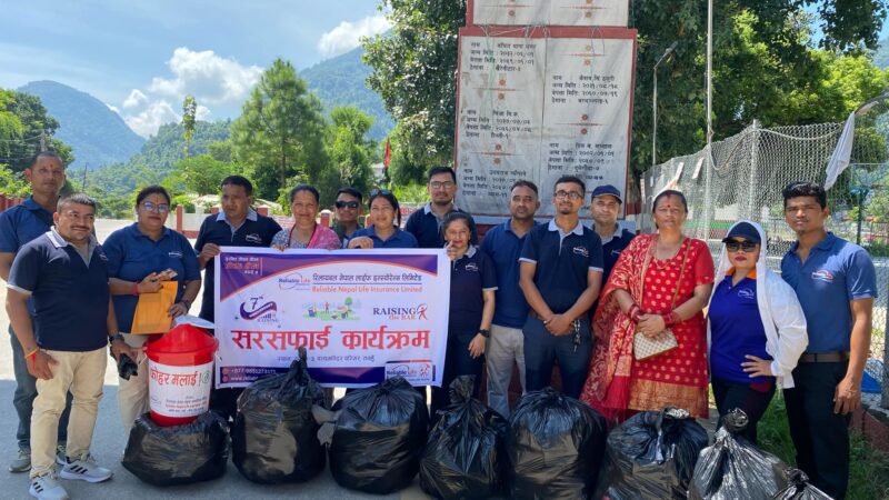 रिलायबल लाइफ इन्स्योरेन्स द्वारा व्यास तथा पराशर क्षेत्रमा सरसफाइ सँगै डस्टबिन सहयोग