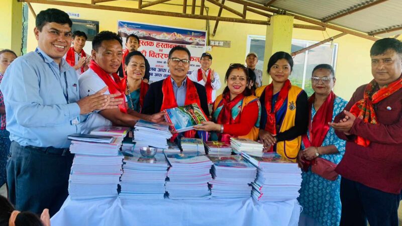 लायन्स सत्यवती र लियो सत्यवतीद्वारा पराशर मा वि लाई पाठ्यपुस्तक एवं स्टेसनरी हस्तान्तरण