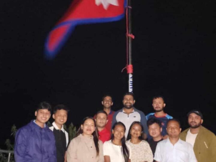 मानुङमा जीर्ण रहेको नेपालकाे झण्डा टिम नेपो तनहुँले फेर्याे