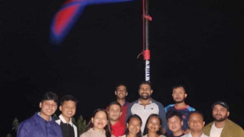 मानुङमा जीर्ण रहेको नेपालकाे झण्डा टिम नेपो तनहुँले फेर्याे
