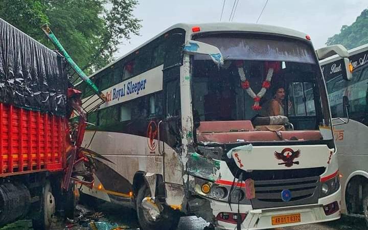 चितवनको सिमलतालमा बस र ट्रक ठाेक्कियाे