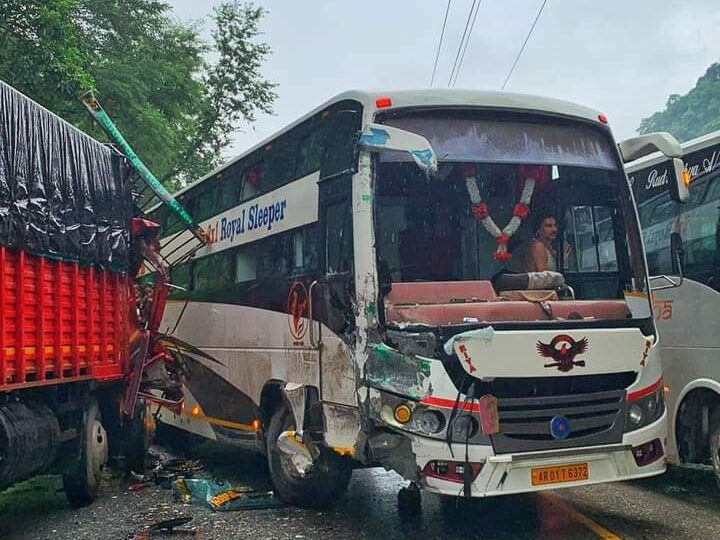 चितवनको सिमलतालमा बस र ट्रक ठाेक्कियाे