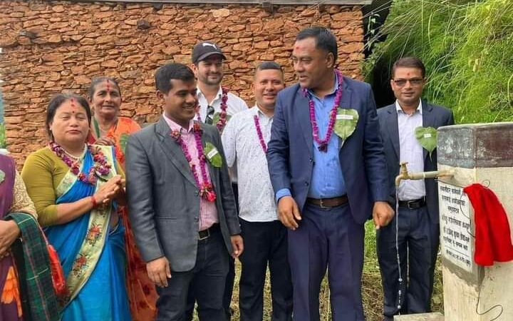 ऋषिङ्ग सन्यासीटार खानेपानीको गाउँपालिकाका अध्यक्ष श्रेष्ठ द्वारा उद्घाटन
