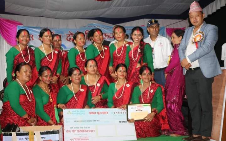 ढोरफिर्दीमा भएको तीज गीत प्रतियोगिता गणेश टाेल बिकास संस्था प्रथम