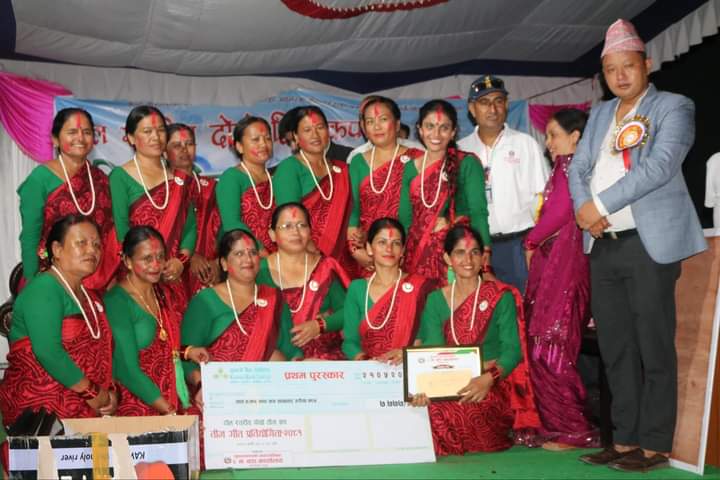 ढोरफिर्दीमा भएको तीज गीत प्रतियोगिता गणेश टाेल बिकास संस्था प्रथम