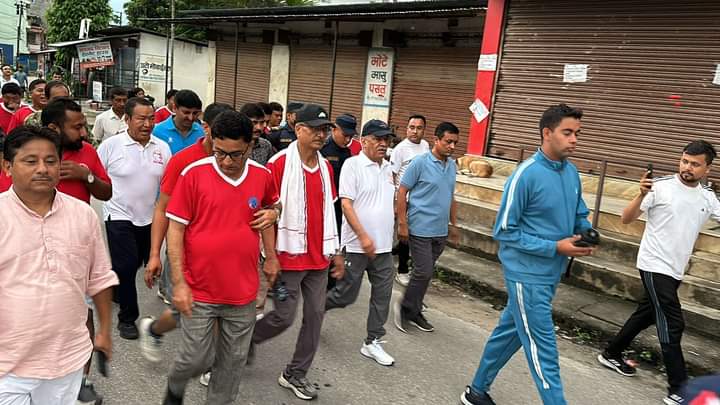 प्रधानमन्त्री ओलीको जिल्लामा प्रचण्डको “मर्निङ वाक”