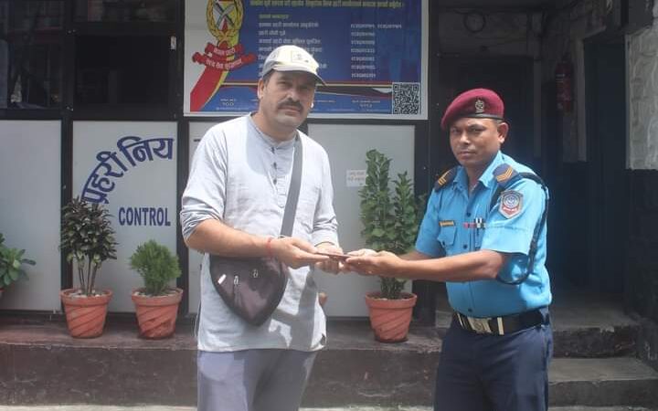 आँबुखैरेनी प्रहरीले हराएको माेवाइल सम्बन्धित धनीलाई बुझायो