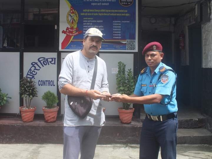 आँबुखैरेनी प्रहरीले हराएको माेवाइल सम्बन्धित धनीलाई बुझायो