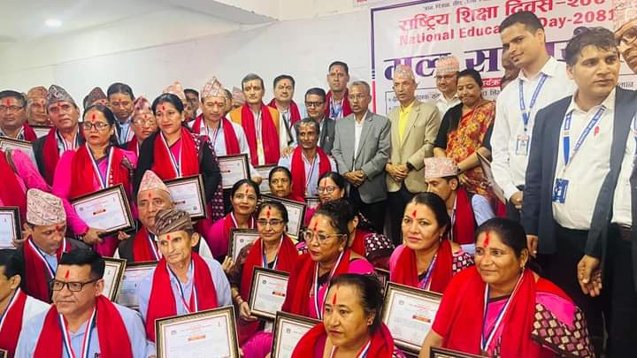 शिक्षा दिवसको अवसरमा व्यास नगरपालिकाले गर्याे शिक्षकहरूलाई सम्मान
