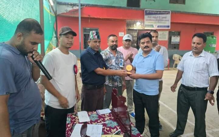 डुम्रेमा भएको ब्याडमिन्टनमा खैरेनीटारका अमृतकाे जाेडी प्रथम