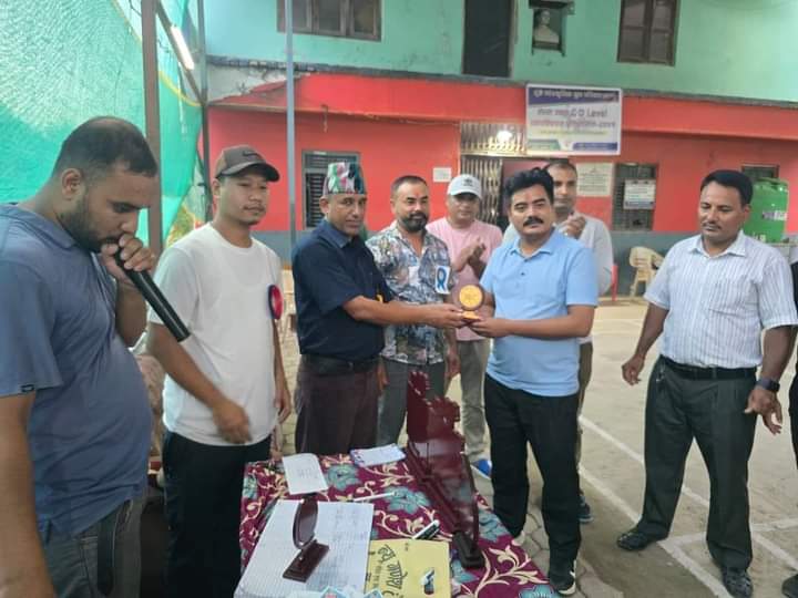 डुम्रेमा भएको ब्याडमिन्टनमा खैरेनीटारका अमृतकाे जाेडी प्रथम