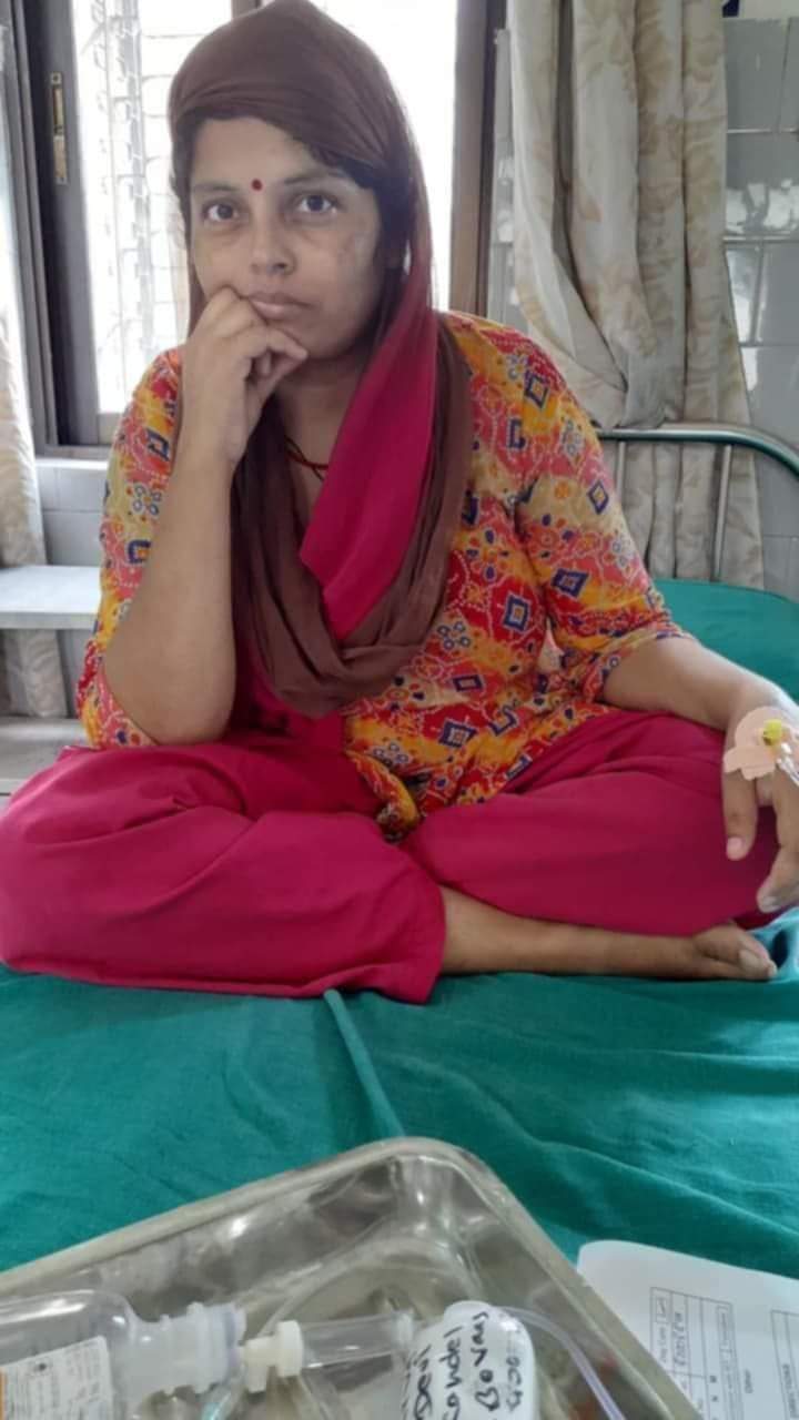 आमालाइ क्यान्सर भए पछी ५ र ९ बर्षिय छाेरीकाे बिलाैना , आमालाइ बचाइदिनुहाेस्