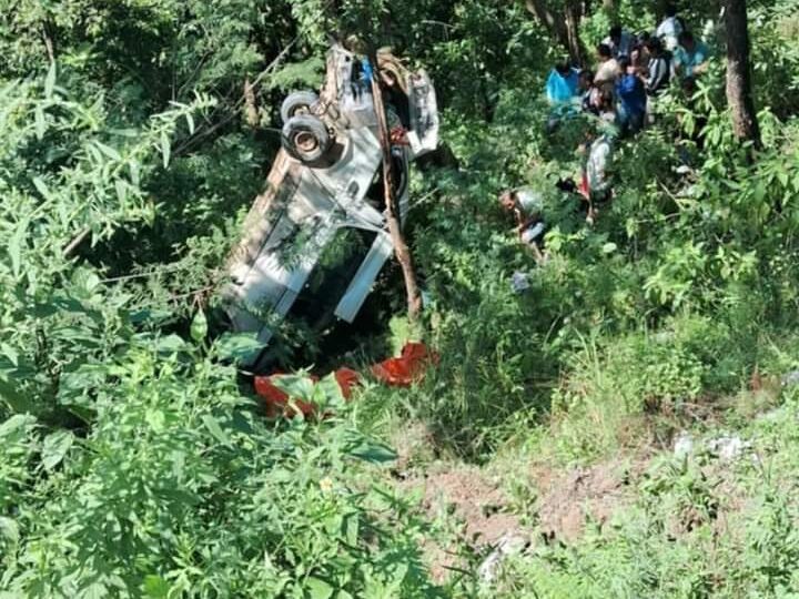 काठमाडौं बाट पाेखरा आउँदै गरेको माइक्रोबस नुवाकोटमा दुर्घटना हुँदा १२ जना घाइते