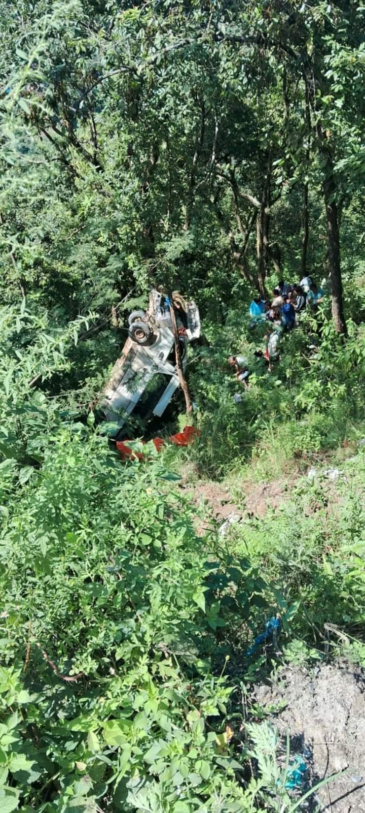 काठमाडौं बाट पाेखरा आउँदै गरेको माइक्रोबस नुवाकोटमा दुर्घटना हुँदा १२ जना घाइते