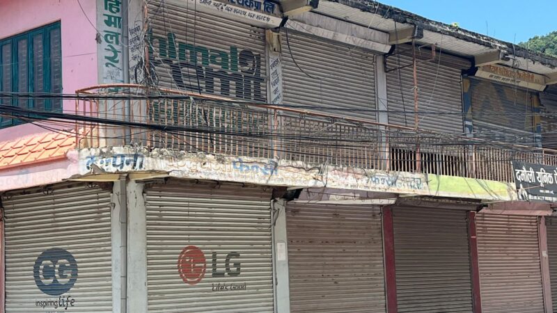 बहुउद्देश्यीय भवन बनाउन भन्दै वर्षाैं देखि सटर खाली गर्दा व्यासलाइ करोडाैँ घाटा