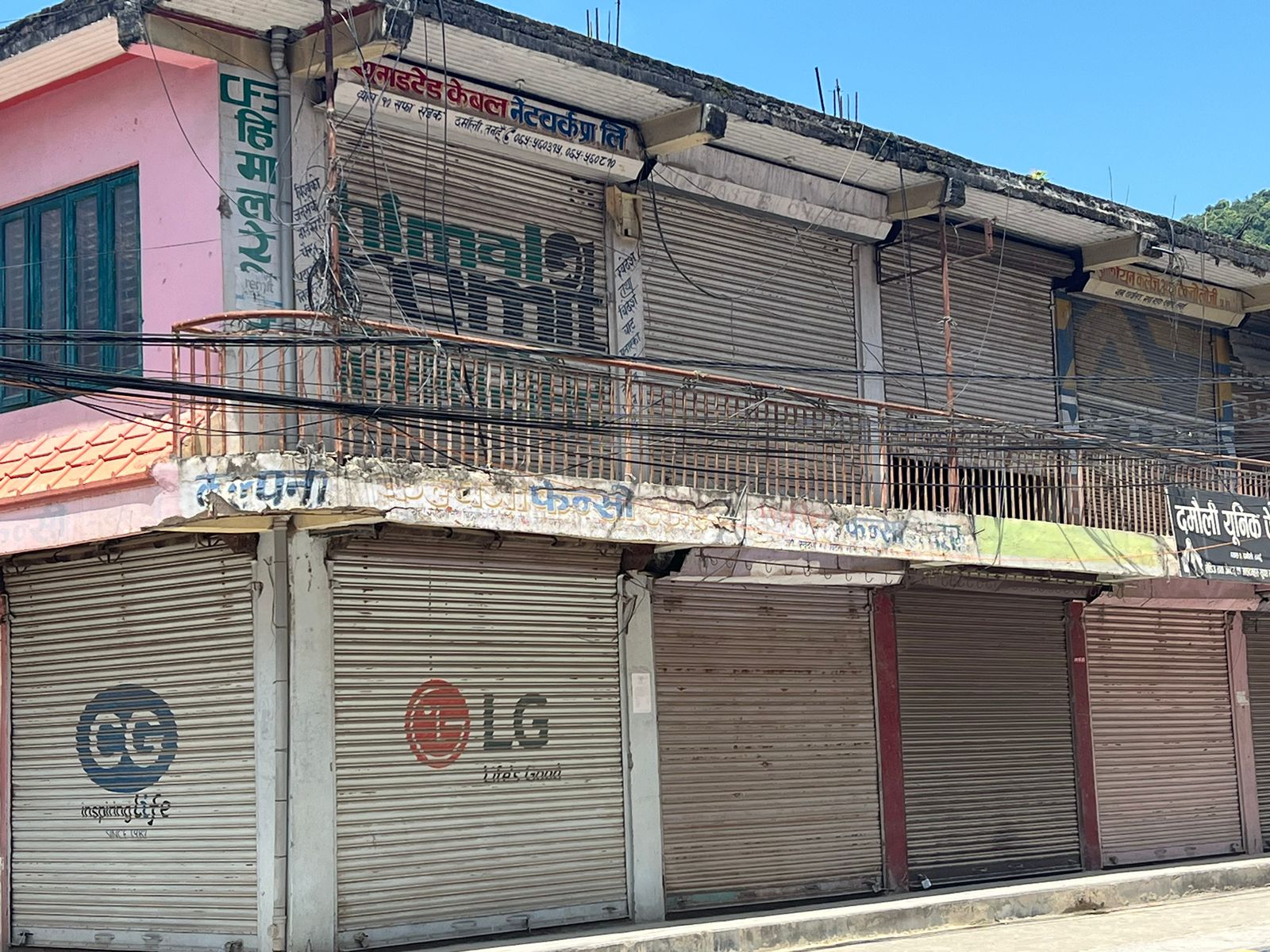 बहुउद्देश्यीय भवन बनाउन भन्दै वर्षाैं देखि सटर खाली गर्दा व्यासलाइ करोडाैँ घाटा