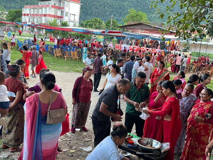 प्लास्टिकको झाेला प्रतिबन्ध गरेको व्यास नपाकै कार्यक्रम स्थलमा प्लास्टिककाे झाेला प्रयाेग