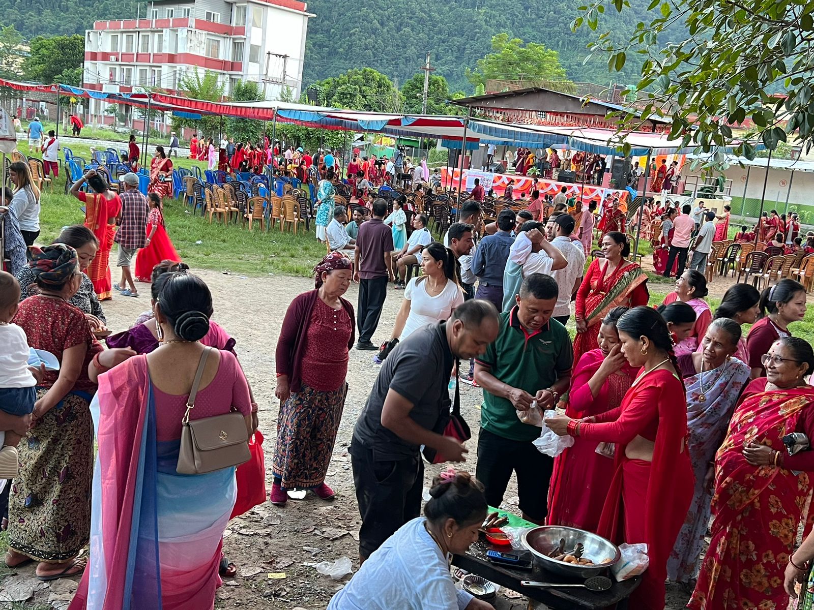 प्लास्टिकको झाेला प्रतिबन्ध गरेको व्यास नपाकै कार्यक्रम स्थलमा प्लास्टिककाे झाेला प्रयाेग