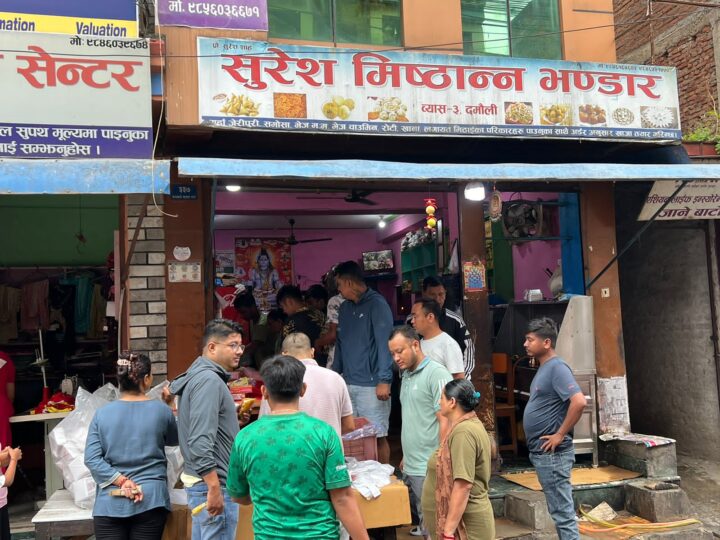 विश्वकर्मा पुजामा दमाैलीका मिठाइ पसलमा भिड