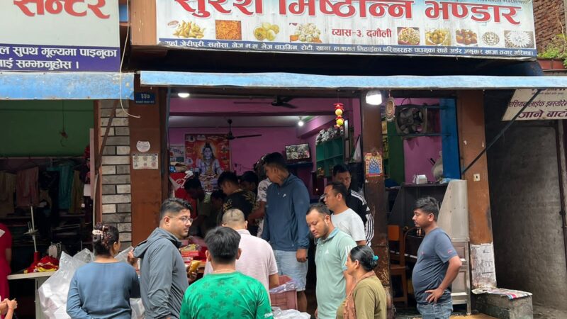 विश्वकर्मा पुजामा दमाैलीका मिठाइ पसलमा भिड