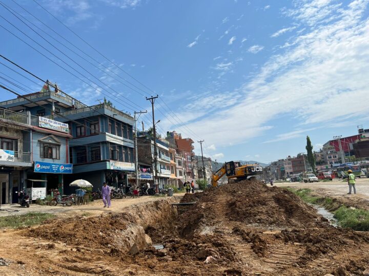 दमाैली बजारमा डाेजर पस्यो , सडक मापदण्ड मनलाग्दी , नगरपालिका निरीह