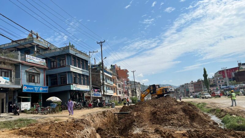 दमाैली बजारमा डाेजर पस्यो , सडक मापदण्ड मनलाग्दी , नगरपालिका निरीह
