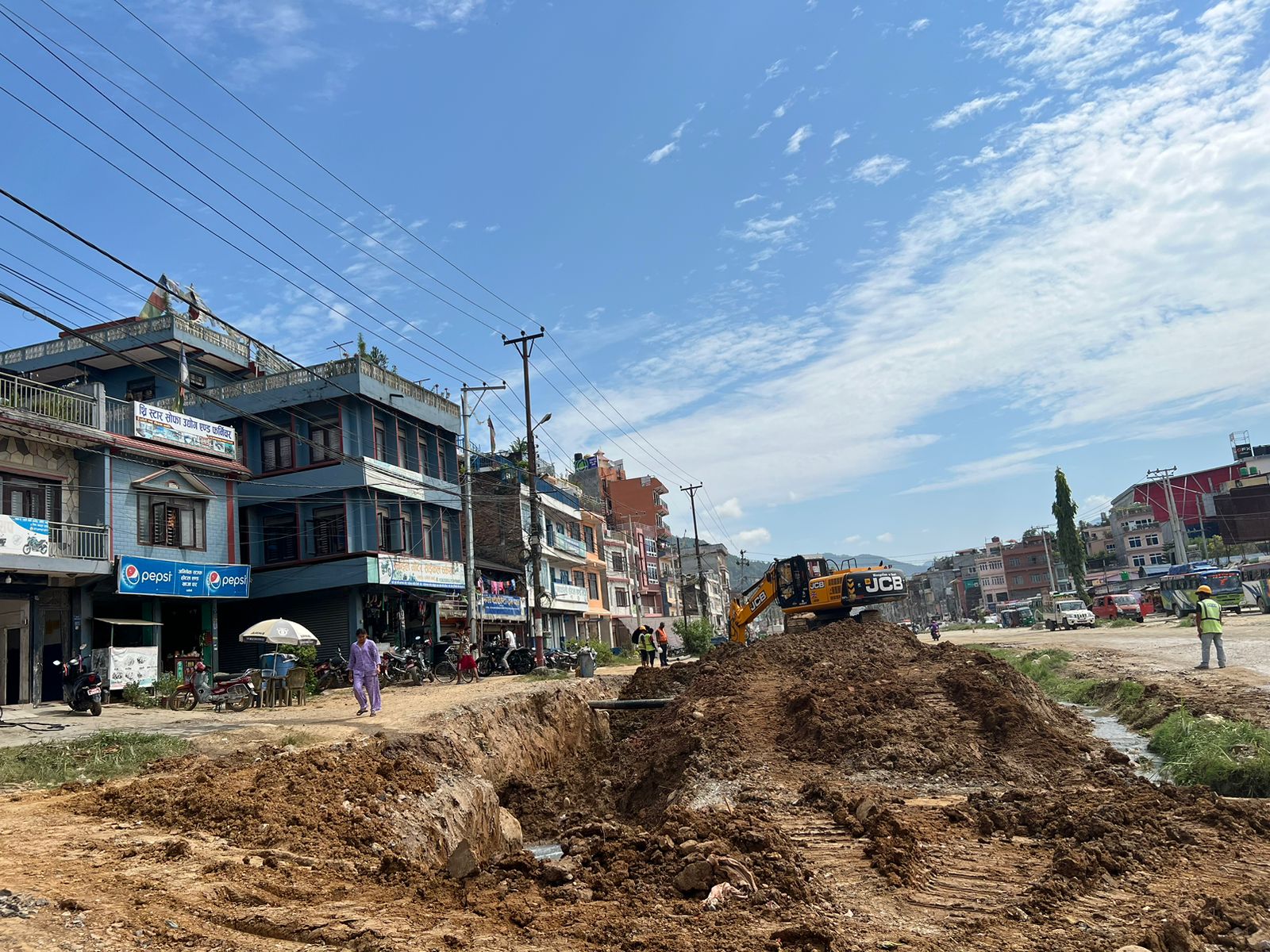 दमाैली बजारमा डाेजर पस्यो , सडक मापदण्ड मनलाग्दी , नगरपालिका निरीह
