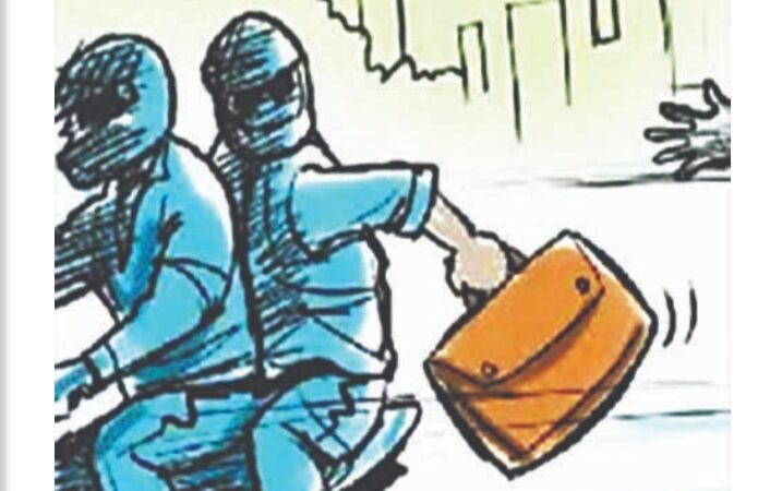 तनहुँमा नक्कली प्रहरी बन्दै चक्कु र बाेत्तल देखाएर गाडीमा लुटपाट