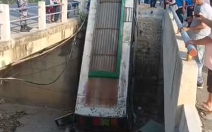 आँवुखैरेनी बस दुर्घटनामा करिब १ दर्जन घाइते
