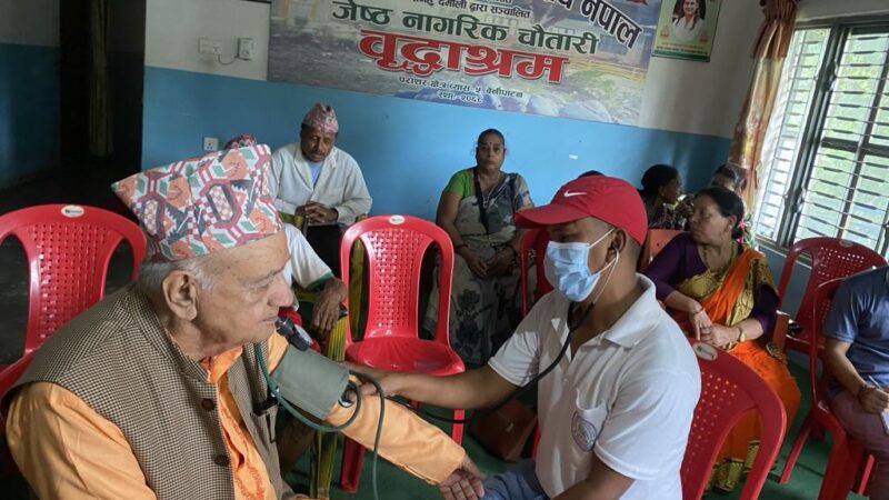 आश्रमका जेष्ठ नागरिकको निशुल्क मुटु परिक्षण