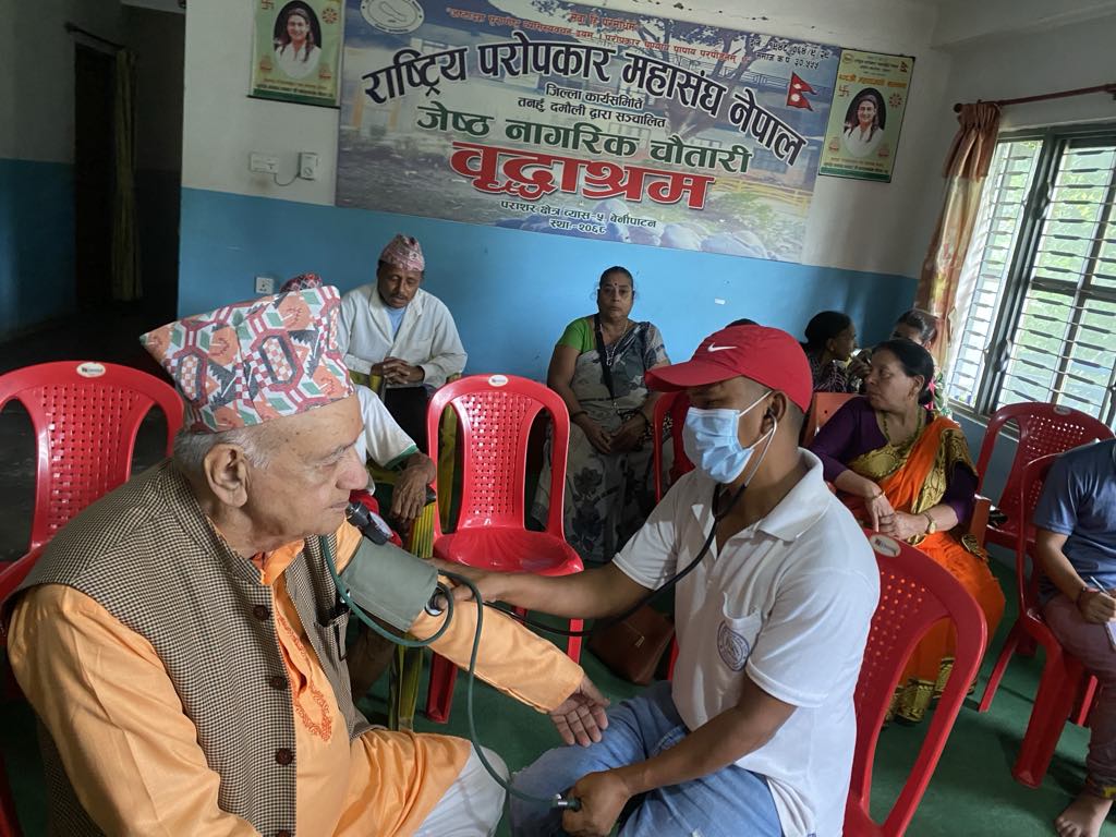 आश्रमका जेष्ठ नागरिकको निशुल्क मुटु परिक्षण