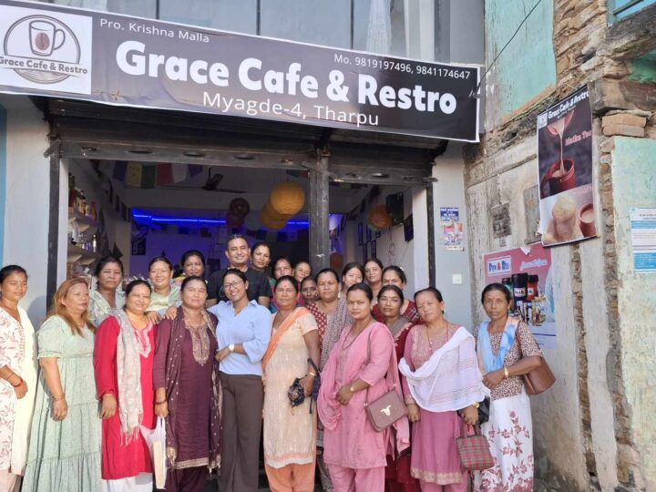 थर्पु बजारमै पहिलोपटक खुल्यो बर्गर , पिजा र मट्का चिया सहितको क्याफे