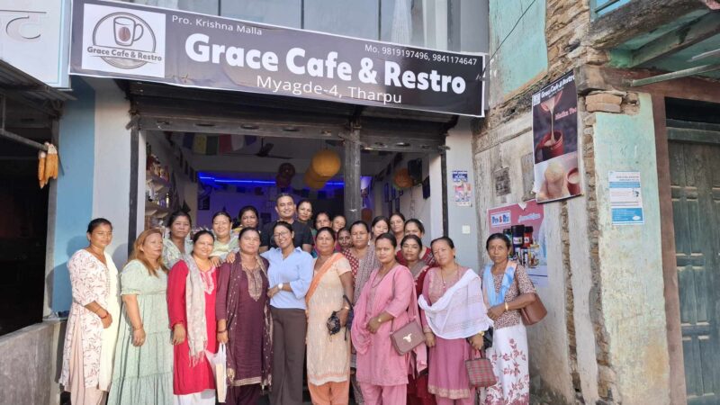 थर्पु बजारमै पहिलोपटक खुल्यो बर्गर , पिजा र मट्का चिया सहितको क्याफे