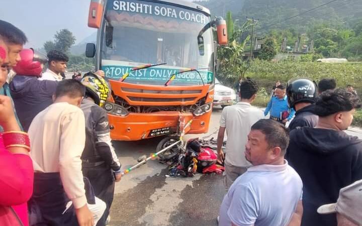 बस र माेटरसाइकल ठाेक्किंदा माेटरसाइकल चालक नेपाली सेनाका नवीन गम्भीर घाइते