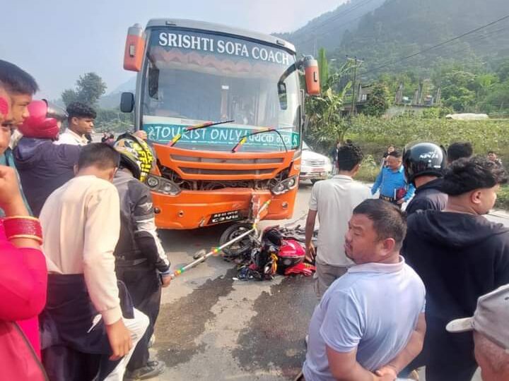 बस र माेटरसाइकल ठाेक्किंदा माेटरसाइकल चालक नेपाली सेनाका नवीन गम्भीर घाइते