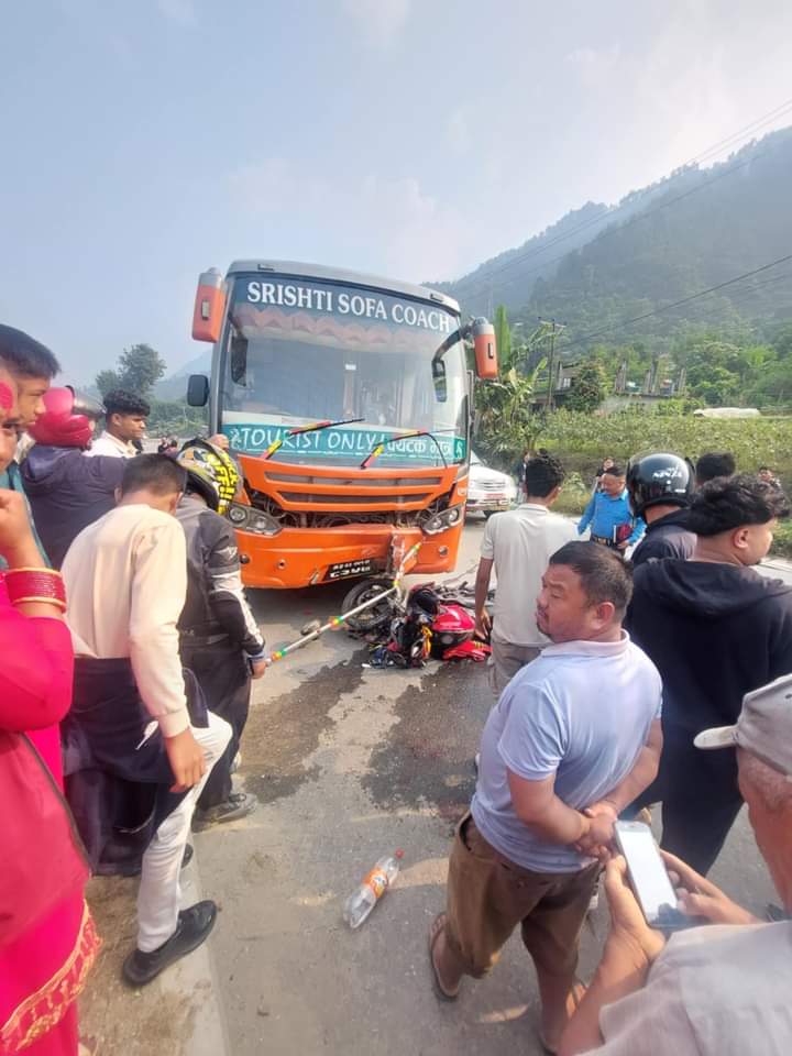 बस र माेटरसाइकल ठाेक्किंदा माेटरसाइकल चालक नेपाली सेनाका नवीन गम्भीर घाइते