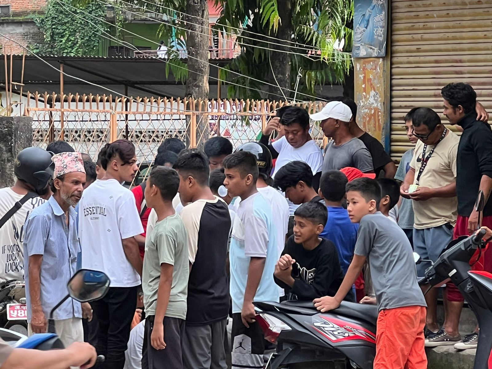दमाैलीका चाेकचाेकमा बारमासे लङ्गुरबुर्जा – तर नदेखेको जस्तो गर्छ प्रहरी !