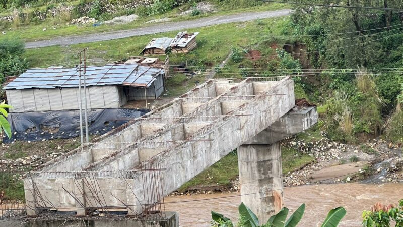 गुणस्तरीय नभएको भन्दै क्याम्पस जाेड्ने बुल्दी खाेला पुलको काम राेकियाे