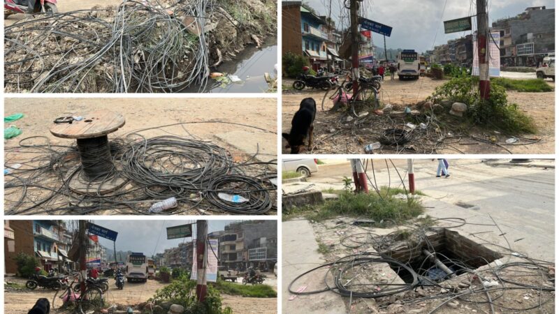 मुख्य चाेकका सडकमा गजल्टिएकाे तारले अल्झाउँदा पनि देख्दैन व्यास नगरपालिका ?