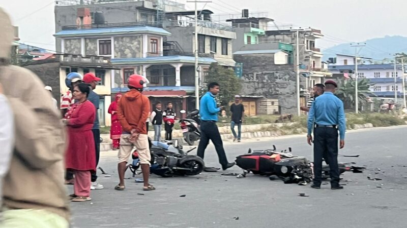 टीकाकै दिनमा तनहुँमा माेटरसाइकल र स्कुटर ठाेक्किंदा दुईजना गम्भीर घाइते