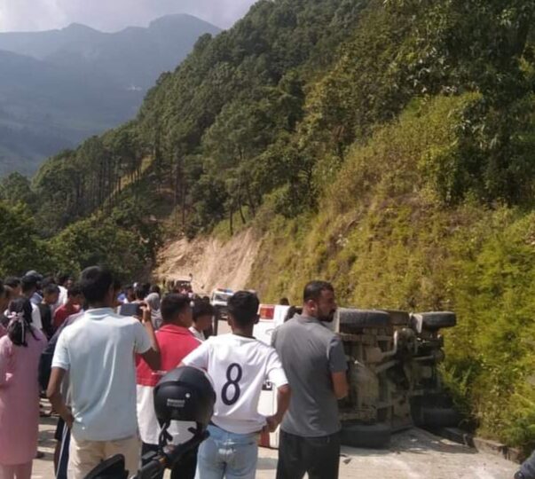 बेसीशहरमा भएको जीप दुर्घटनामा घाइते २० मध्ये केहीलाइ चितवन रिफर गरियो