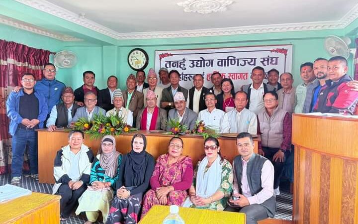 तनहुँ उद्योग बाणिज्य संघ द्वारा प्रमुख जिल्ला अधिकारी थापालाई स्वागत