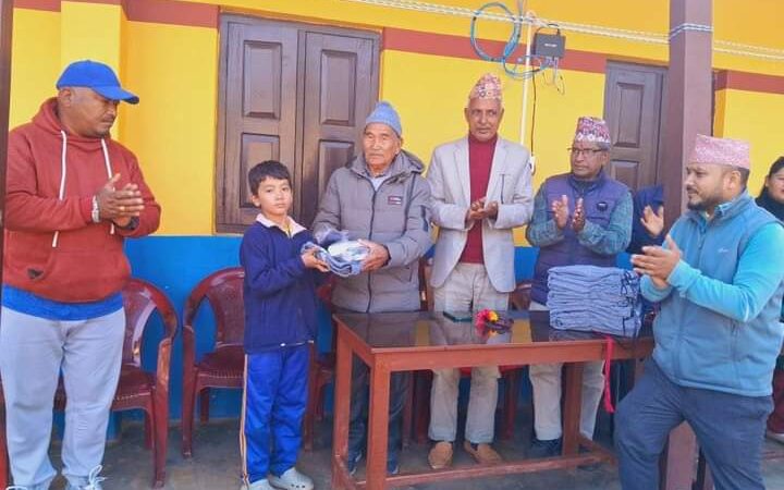 दुरा परिवार द्वारा समता बिद्यालयका बिद्यार्थीलाई न्यानो कपडा वितरण
