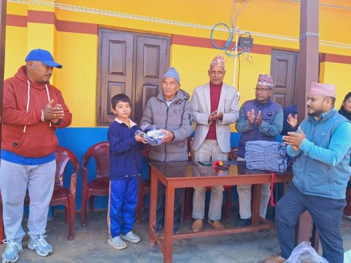 दुरा परिवार द्वारा समता बिद्यालयका बिद्यार्थीलाई न्यानो कपडा वितरण