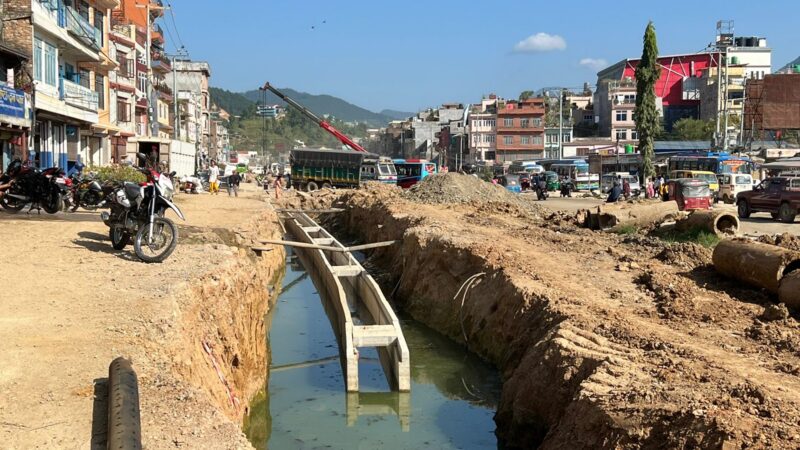 मुग्लिन–पोखरा सडक विस्तार योजनाकाे लापरबाही – दमाैली बजार भत्काएर २ महिनादेखि अलपत्र !