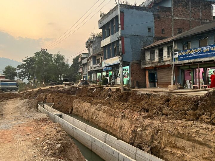 दमाैलीका घर मनलाग्दी भत्काउँदा बजारकाे स्वरूप बिग्रँदै , फुटपाथ नरहने , नगरपालिका निरीह
