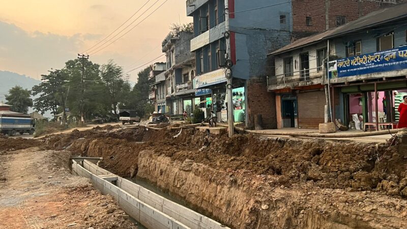 दमाैलीका घर मनलाग्दी भत्काउँदा बजारकाे स्वरूप बिग्रँदै , फुटपाथ नरहने , नगरपालिका निरीह