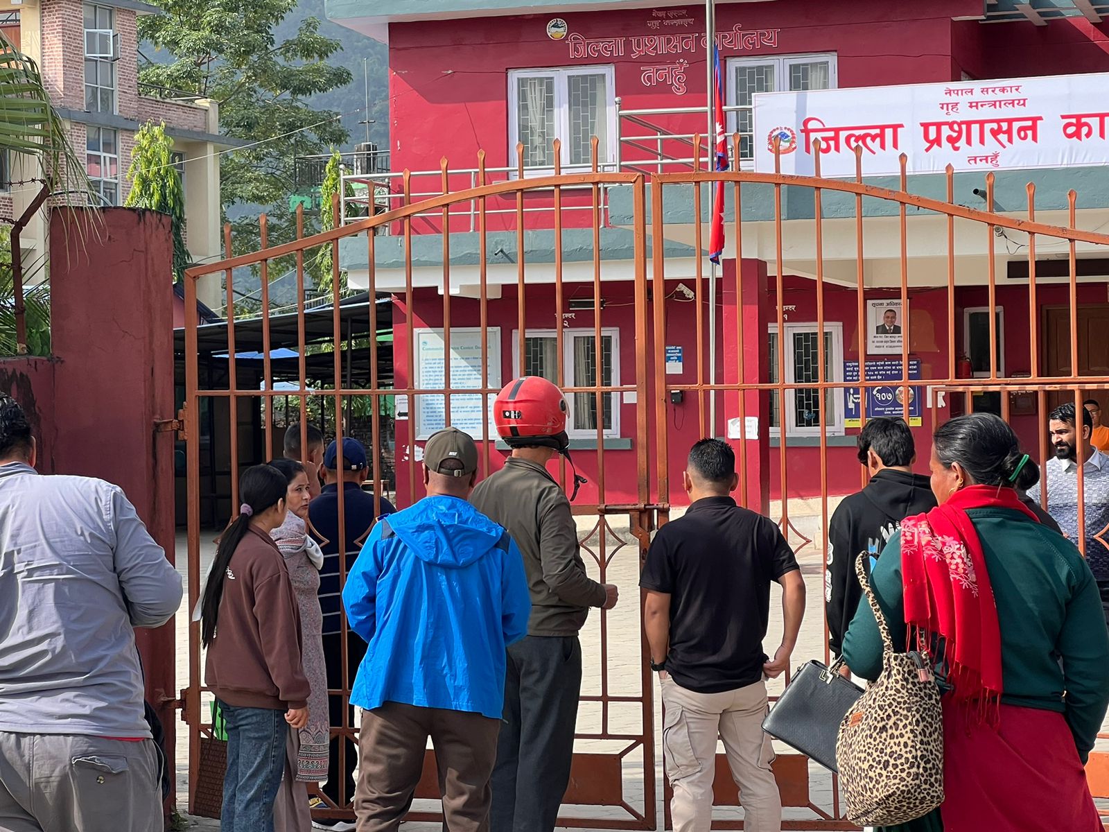 १० बज्ने बेलामा अकस्मात् बिदा दिएर दुख दिइएको भन्दै सर्वसाधारण आक्राेसीत
